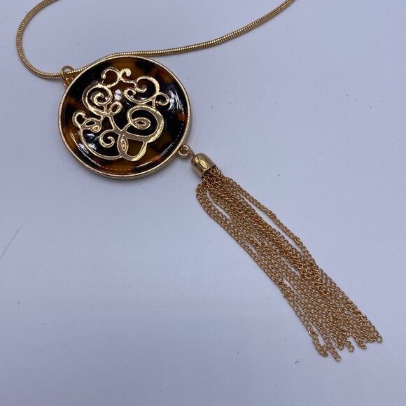 New Fashion Jewelry Tortoiseshell Disk Pendant Monogrammed Letter E Necklace - Picture 5 of 7